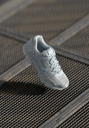ZOOM VOMERO 5 - Sneakers laag - pure platinum-coloured/celestine blue/summit white/white