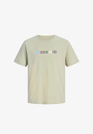 Bež kratka majica s višeobojnim blokovima slova koja ispisuju "JACK & JONES" i ispod njih "OSNOVANO 1990."