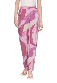 Pantalons légers à motifs dans des teintes de rose et de crème, présentant des formes abstraites. Taille élastique et coupe ample pour plus de confort.