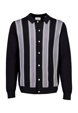 Cardigan a maniche lunghe nero e grigio, con bottoni e strisce verticali bianche, dotato di colletto.