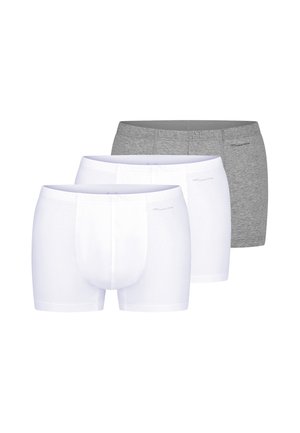 Drei Herrenboxershorts in schlichtem Weiß und Grau, in einer Reihe angeordnet mit weißen Paaren vorne und grauem Paar hinten.