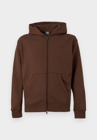 Καφέ φούτερ με φερμουάρ και τσέπες μπροστά, με ριγέ μανσέτες και διακριτικό λογότυπο στο αριστερό στήθος, απεικονίζεται σε απλό φόντο.