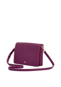 Bolso cruzado de cuero morado con cierre dorado y correa ajustable, que presenta un pequeño emblema de abeja en la tapa frontal.