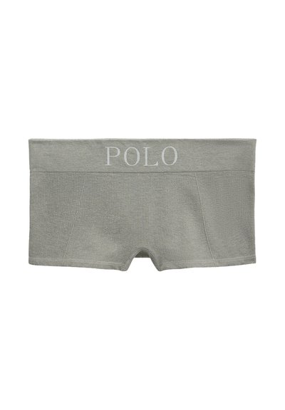 Šedé bavlněné boxerkové šortky s žebrovanou texturou a širokým pasem, na kterém je vyšitý nápis "POLO" v bílé barvě. Navrženo pro pohodlí a dokonalé přizpůsobení.