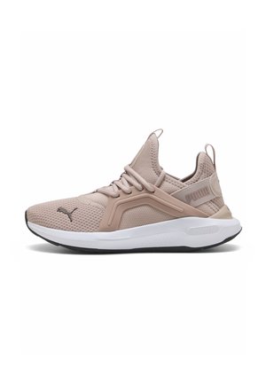Scarpa da corsa beige in mesh con collo imbottito, chiusura con lacci, suola bianca ammortizzata, suola esterna nera e logo Puma discreto sul lato e sulla linguetta.