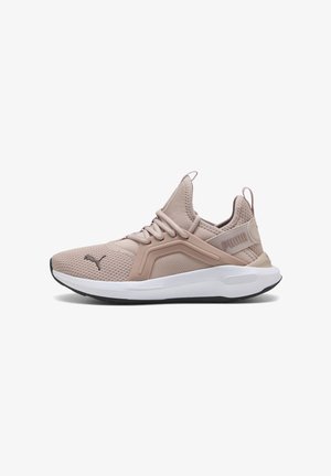 Beige mesh løbesko med polstret krave, snørelukning, hvid polstret sål, sort ydersål og diskret Puma-logo på siden og tungen.