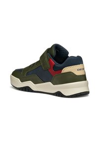 Sneaker verde e blu navy con cinturino in Velcro, caratterizzato da un accento color panna e dettagli testurizzati sulla tomaia. Suola spessa bianca con battistrada a motivo.