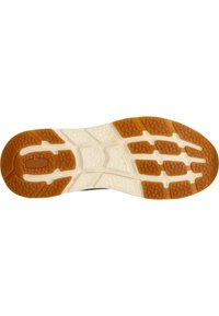 semelle de chaussure en matériau caoutchouteux texturé ; avec une semelle intermédiaire blanche et un profil de bande de roulement brun à motifs pour une meilleure adhérence.