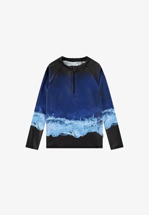 Dlhý rukáv s zipsom na krku, predná strana zdobená gradientným modrým tlačou oceánskych vĺn a čierne rukávy a chrbát. Hladká textúra látky.