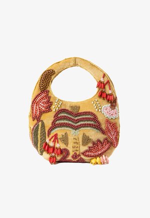 Sac à main en perles avec une base en velours jaune. Présente des motifs floraux et de feuilles en rouge, rose, vert et marron. Haut arrondi avec une poignée.