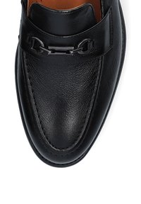 Czarne skórzane mokasyny o strukturalnym wykończeniu, zaokrąglonym nosku i ozdobnym pasku z metalowymi akcentami z przodu.