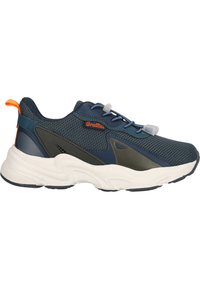 Baskets en maille marine avec des accents vert foncé et une semelle épaisse blanche. Elles disposent de lacets élastiques et d'une languette orange à l'arrière.