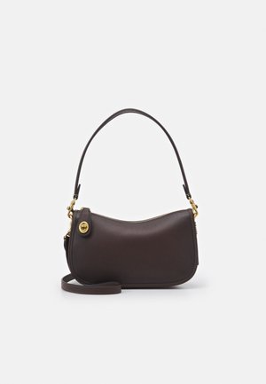 Sac bandoulière en cuir marron foncé avec détail de fermeture à tour doré, fermeture éclair supérieure incurvée et long bandoulière amovible sur fond blanc.
