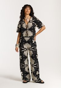 Shiwi MADISON SEA PEARL - Auduma bikses - black sea pearl