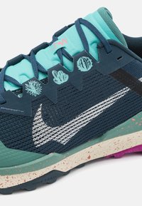 Nike Performance REACT WILDHORSE 8 - Scarpe da trail running - armory navy/pale ivory/bicoastal/green frost/vivid grape