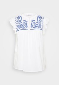 Blusa bianca in cotone con ricami floreali blu sul petto, caratterizzata da maniche corte a balze e scollatura rotonda.