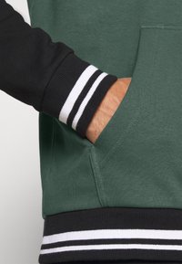 Karl Kani Felpa con cappuccio - dark green