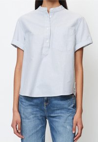 Blå och vit randig kortärmad skjorta med mandarin krage, knappar framtill och bröstficka, tillverkad av lätt bomullstyg.