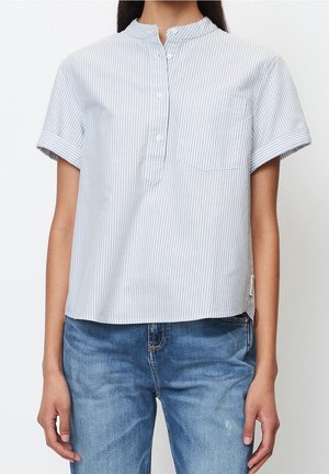 Camicia a maniche corte a righe blu e bianche con colletto alla mandarina, abbottonatura frontale e taschino sul petto, realizzata in tessuto di cotone leggero.