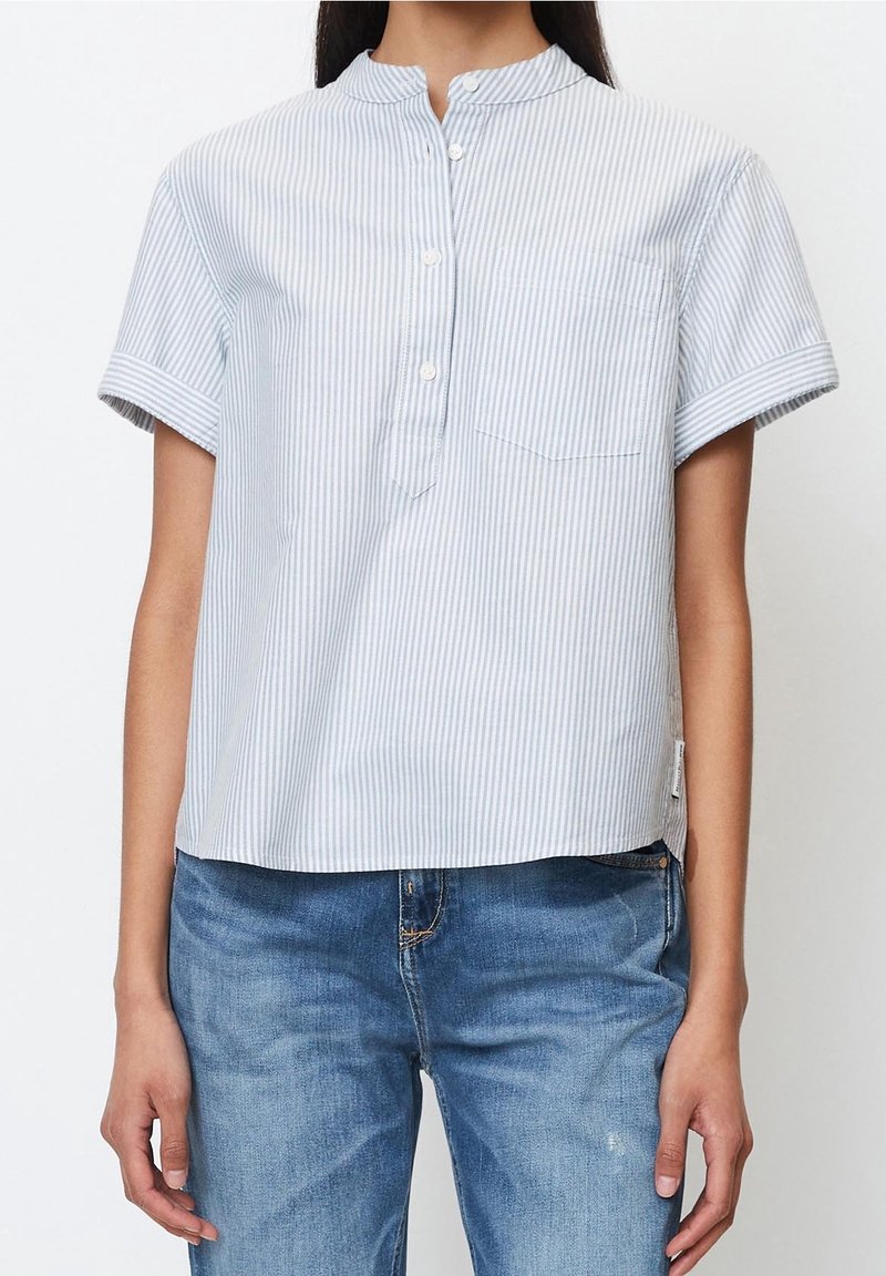 Blå och vit randig kortärmad skjorta med mandarin krage, knappar framtill och bröstficka, tillverkad av lätt bomullstyg.