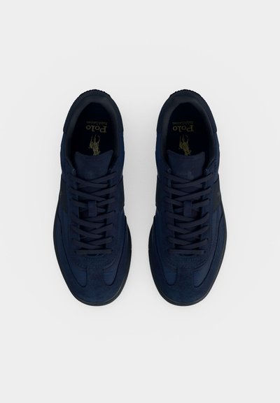 Ζευγάρι σκούρα μπλε αθλητικά παπούτσια Polo Ralph Lauren, βλέποντας από πάνω, με κορδόνια και εσωτερικό λογότυπο σε λευκό φόντο.