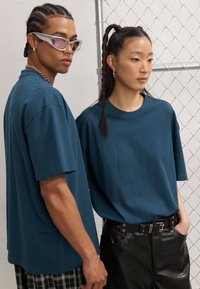 YOURTURN UNISEX BASIC OVERSIZED T-SHIRT - Lihtne T-särk - blue-grey