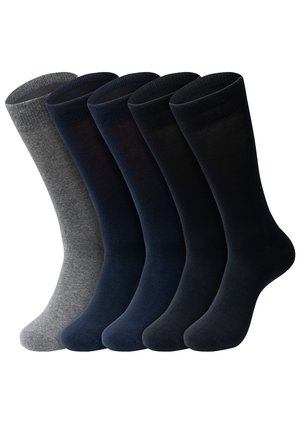 Cinco pares de calcetines básicos de caña corta en colores oscuros: uno gris, dos azul marino y dos negros, colocados uno al lado del otro.