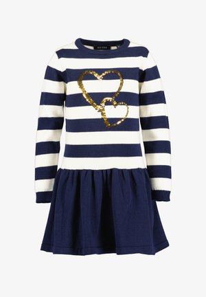 Gestreiftes Kleid in Marineblau und Weiß mit langen Ärmeln, gerafftem Rock und zwei sich überlappenden goldenen Paillettenherzen auf der Brust.