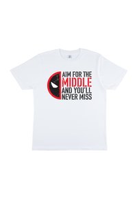 Hvid bomuld t-shirt med fed sort og rød grafisk tekst: "SIGT MOD MIDTENS OG DU VIL ALDRIG MISSE" med et sort og rødt cirkulært design.
