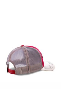 Gorra roja y blanca con una parte trasera de malla, que muestra una forma estructurada, detalles bordados y un cierre tipo snapback para un ajuste ajustable.