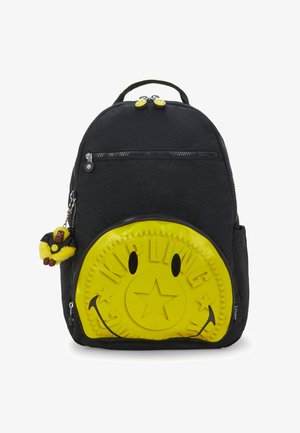 Černý látkový batoh s velkým žlutým smajlíkem na přední straně, kapsou na zip a dekorací v podobě plyšového opičího přívěsku.