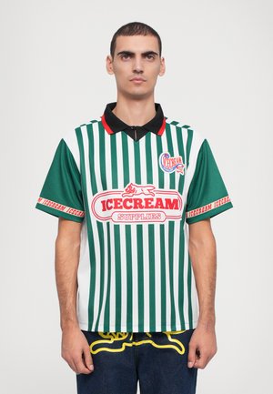 Žalias ir baltas dryžuotas trumpomis rankovėmis polo marškinėliai su juodu apykakle. Savybė raudona logo ir tekstas, taip pat kontrastingi akcentai ant rankovių.