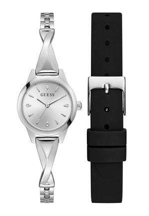 Montre Guess en argent avec un bracelet en métal torsadé et une sangle en silicone noire séparée avec une boucle argentée.