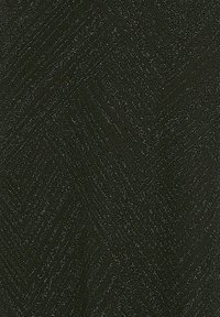 Tessuto strutturato di un verde scuro con un sottile motivo a spina di pesce, caratterizzato da una finitura leggermente lucida. Design geometrico con spessori variabili.