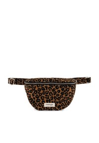 Fanny Pack aus Leopardenmusterstoff mit geschwungener Form, schwarzem Reißverschluss, verstellbarem Riemen und rechteckigem Logoaufnäher in Cremefarbe.