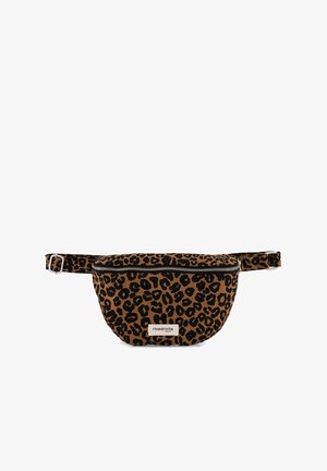 Banane en tissu à motif léopard avec une forme arrondie, fermeture éclair noire, sangle réglable et un patch logo rectangulaire de couleur crème.