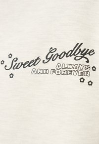 Μαύρο κείμενο σε ανοιχτό ύφασμα με τη φράση «Sweet Goodbye Always And Forever» και μικρά λουλουδάκια γύρω από τις λέξεις.