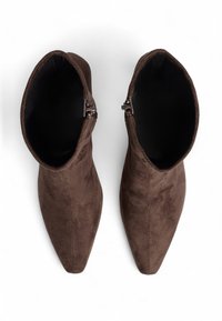 Bottines en daim marron avec un bout pointu, dotées d'une fermeture éclair sur le côté et d'une doublure intérieure lisse.