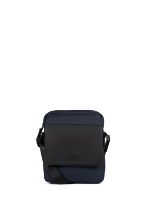 Piccola borsa a tracolla blu navy con una tasca frontale in pelle nera e una tracolla regolabile.