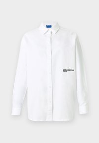 Biała koszula na długi rękaw z kołnierzykiem i czarnym napisem "KARL LAGERFELD JEANS" na lewej piersi.