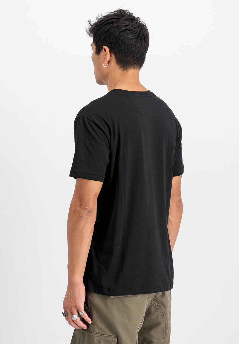 Czarna bawełniana koszulka z krótkim rękawem, okrągłym dekoltem i luźnym krojem. Brak widocznych wzorów lub logo, prosty i uniwersalny design.