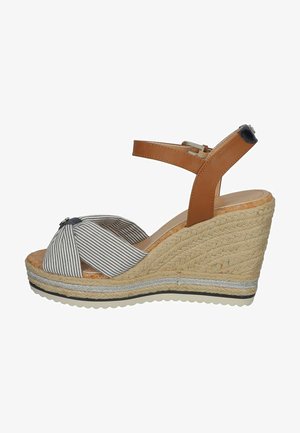 Braune Leder-Blocksandalen mit einem gestreiften Obermaterial aus Stoff, einem mit Seil umwickelten Wedge-Absatz und einer Gummisohle mit silbernem Akzent.