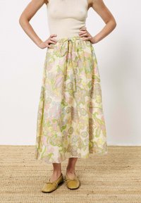 Maxi-Rock mit floralem Muster in sanften Rosa-, Grün- und Gelbtönen, elastischem Bund mit Kordelzug, leichtem Stoff und fließendem Design.