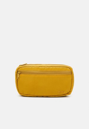 Trousse rectangulaire jaune avec fermeture éclair, petite poche externe et étiquette en tissu à l'avant, présentée sur un fond clair uni.