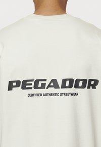 Pegador COLNE LOGO TEE - Potiskana majica - washed salty cream/black