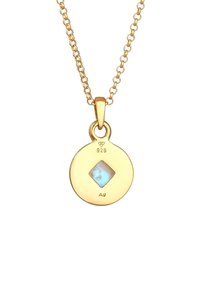 Gouden vergulde zilveren ketting met een ronde hanger waarin een diamantvormige opalescente steen in het midden is geplaatst. Gemerkt met "925" en "Ag."