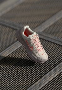 Nike Sportswear P 6000 PRM - Sneakers low - phantom/picante red/college grey/black