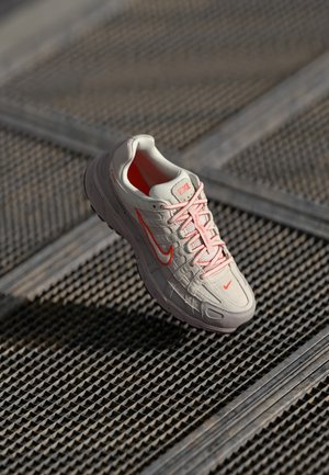 Nike Sportswear P 6000 PRM - Baskets basses - phantom/picante red/college grey/black