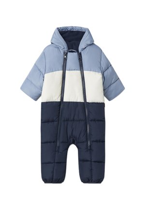 Gevoerde sneeuwpak in lichtblauw, wit en marineblauw kleurblokken. Voorzien van een capuchon, volledige rits en elastische manchetten voor warmte en comfort.