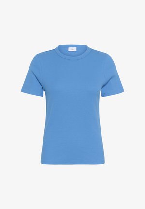 Hele sinine ümmarguse kaelusega T-särk lühikeste varrukatega, valmistatud ribakangast, sirge hemmi ja lihtsa sildiga kaeluse sees.